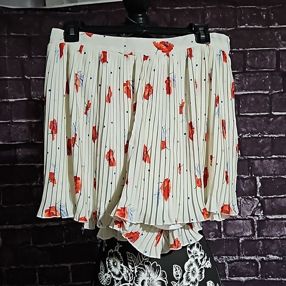 Jealous Tomato white pleated floral shorts size Large